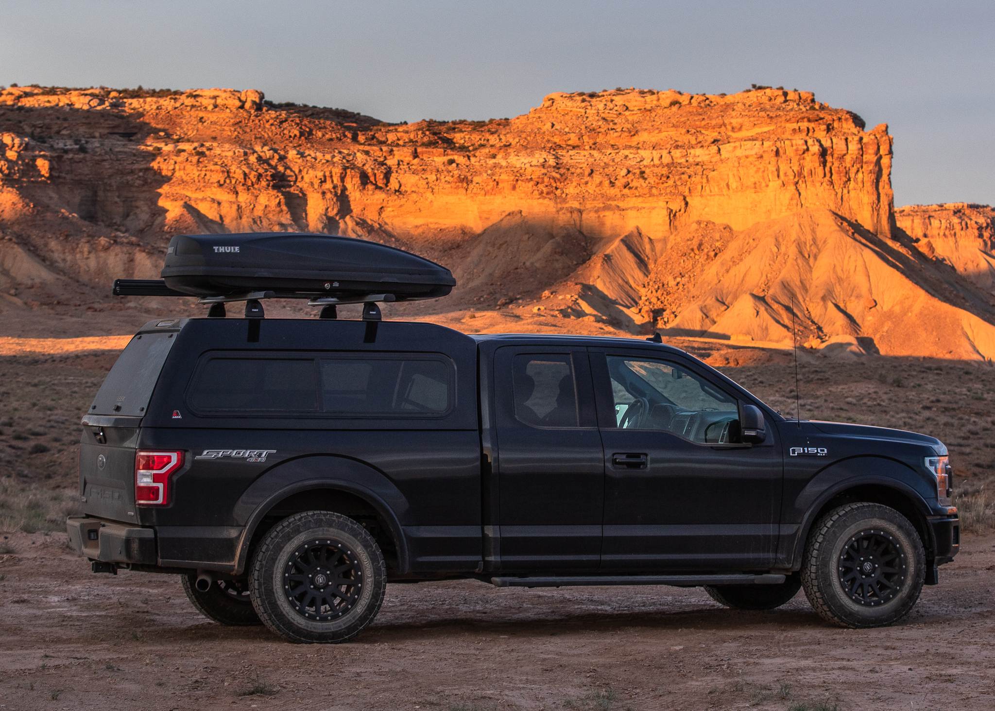 SOLD Leer 180XR cap Thule box bars 2000 Expedition Portal