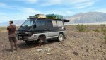 349-EEUU-California-Death Valley N.P.-Arreglando la furgo en Warm Spring Canyon.jpg