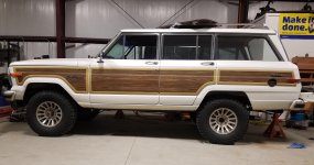 1989 Jeep Wagoneer new tires on.jpg