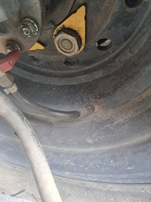 Wheel_Valve_Core_Location_Rear_Axle_20260228_131013.jpg